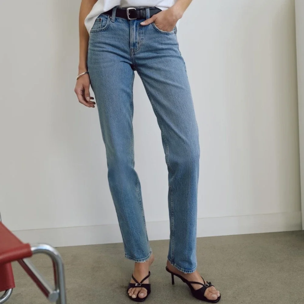 Abercrombie | The Straight Leg Mid Rise Stretch Denim Cotton Jean in Medium Wash